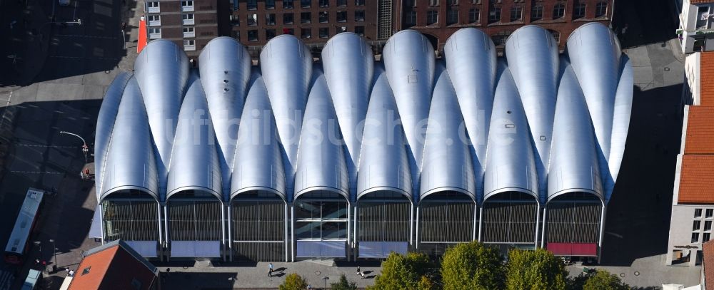 Lübeck aus der Vogelperspektive: Einkaufs- Zentrum Peek & Cloppenburg am Kohlmarkt im Ortsteil Innenstadt in Lübeck im Bundesland Schleswig-Holstein, Deutschland