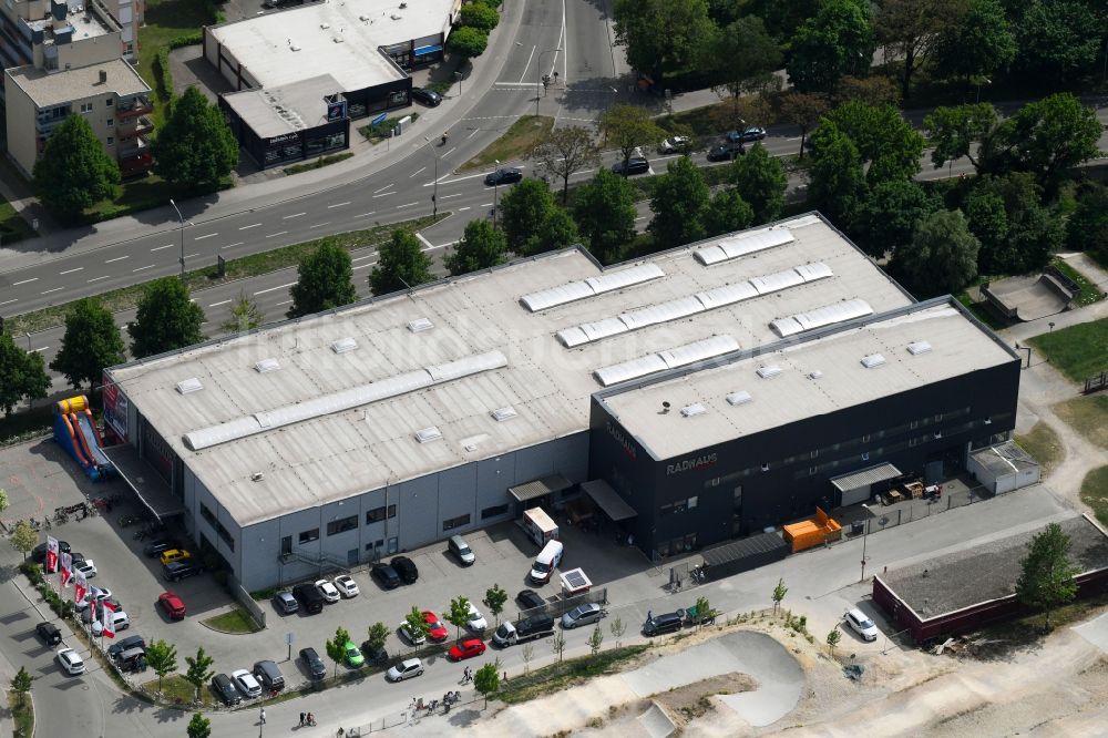 Ingolstadt aus der Vogelperspektive: Einkaufs- Zentrum RADHAUS Ingolstadt Bei der Arena in Ingolstadt im Bundesland Bayern, Deutschland