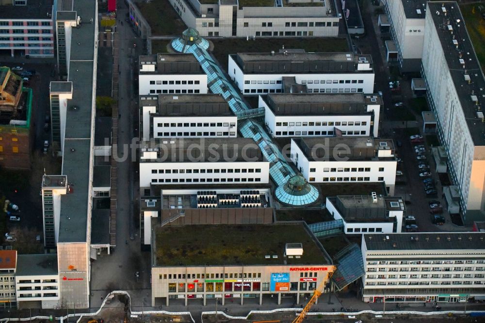 Dessau aus der Vogelperspektive: Einkaufs- Zentrum Rathaus-Center Dessau im Bundesland Sachsen-Anhalt, Deutschland