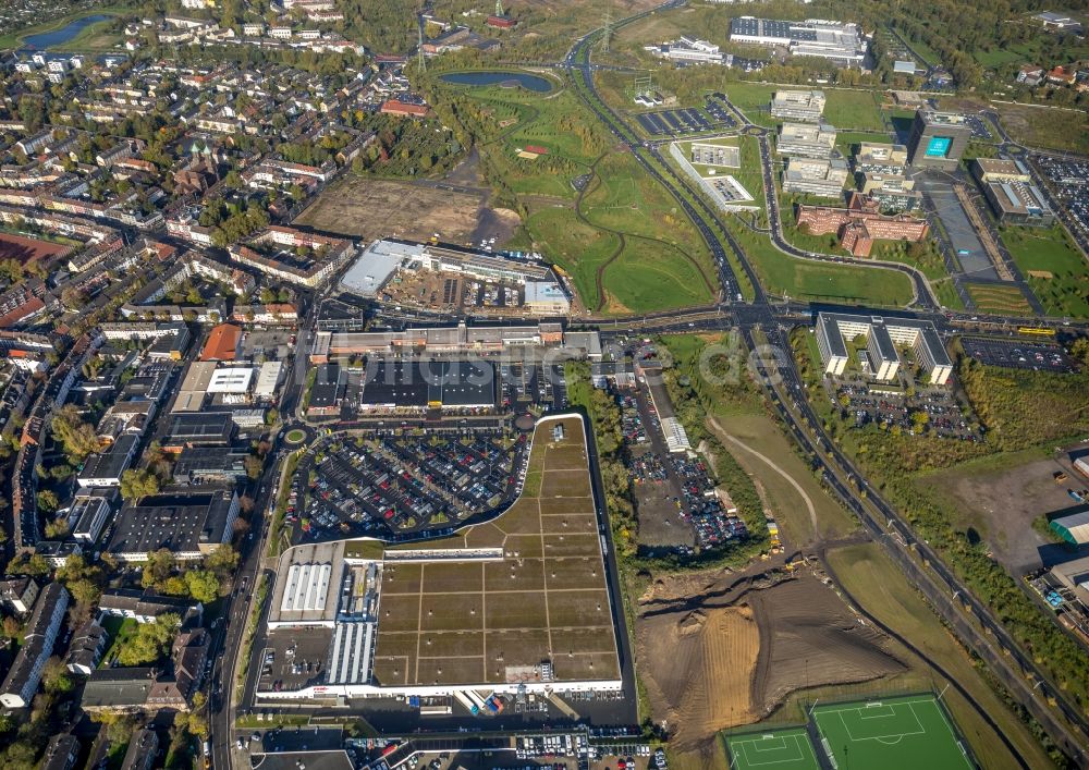 Essen von oben - Einkaufs- Zentrum real,- SB-Warenhaus GmbH in Essen im Bundesland Nordrhein-Westfalen, Deutschland