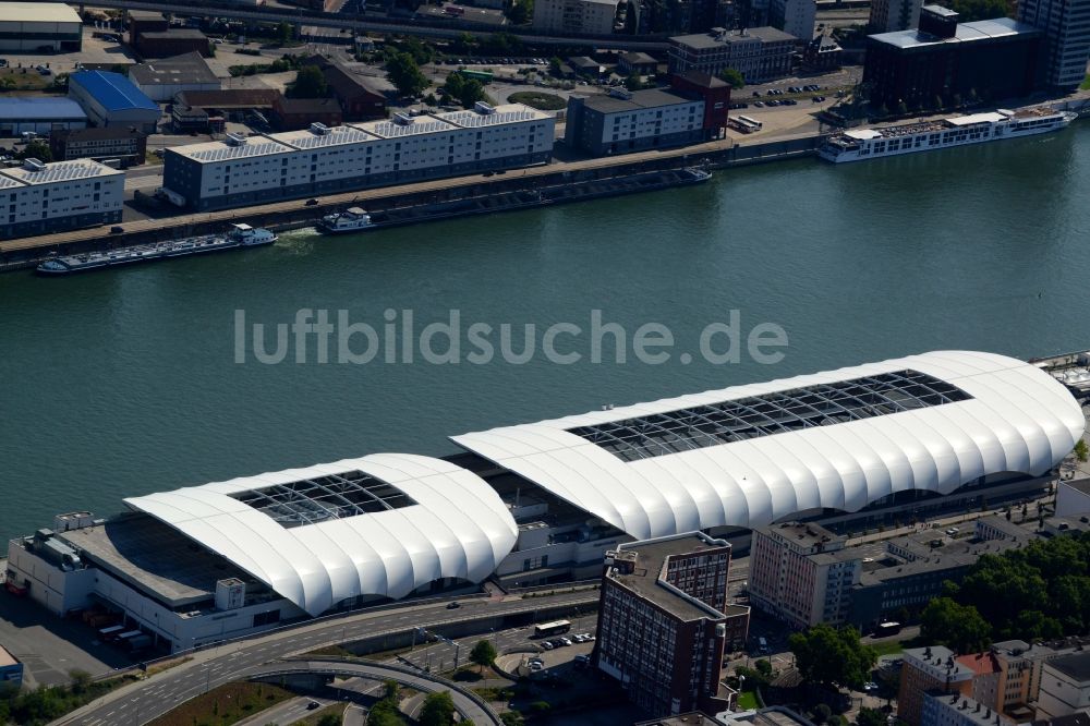 Ludwigshafen am Rhein aus der Vogelperspektive: Einkaufs- Zentrum Rhein-Galerie am Rheinufer in Ludwigshafen am Rhein im Bundesland Rheinland-Pfalz, Deutschland