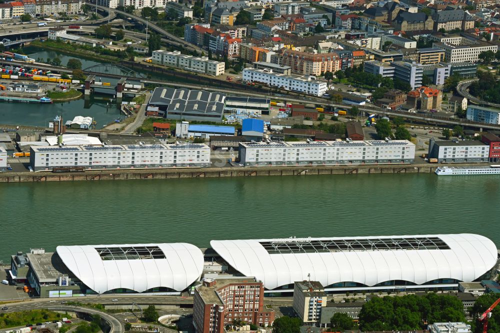 Ludwigshafen am Rhein aus der Vogelperspektive: Einkaufs- Zentrum Rhein-Galerie am Rheinufer in Ludwigshafen am Rhein im Bundesland Rheinland-Pfalz, Deutschland