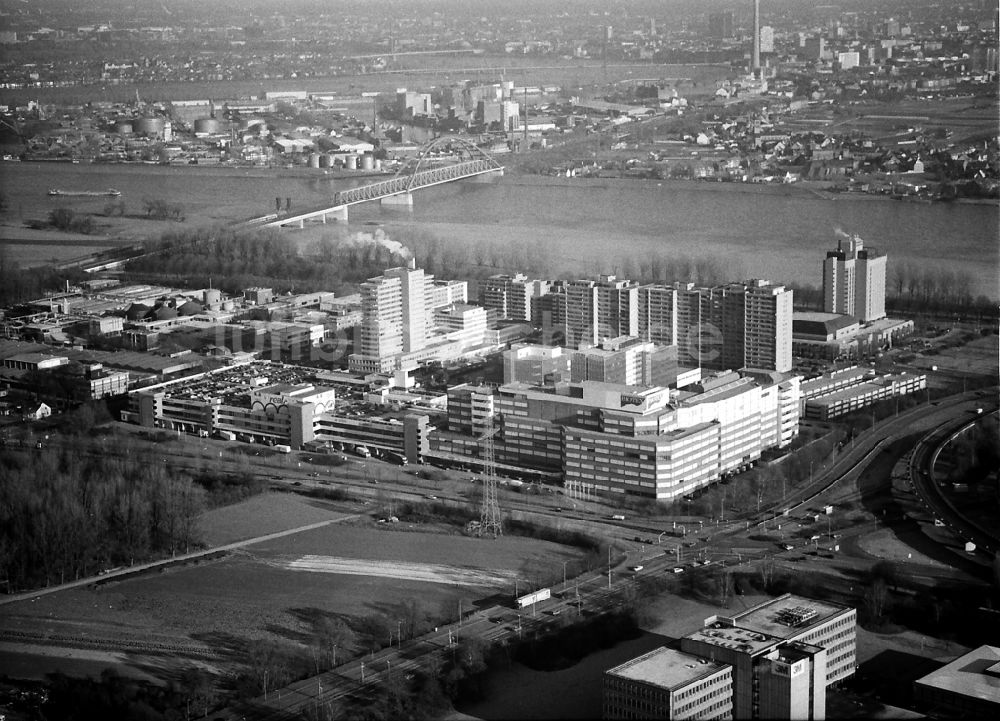 Luftaufnahme Neuss - Einkaufs- Zentrum Rheinpark-Center an der Breslauer Straße in Neuss im Bundesland Nordrhein-Westfalen, Deutschland