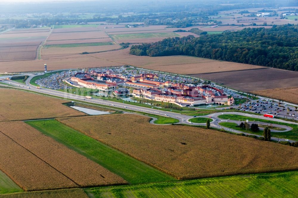 Roppenheim aus der Vogelperspektive: Einkaufs- Zentrum Roppenheim The Style Outlets in Roppenheim in Grand Est, Frankreich