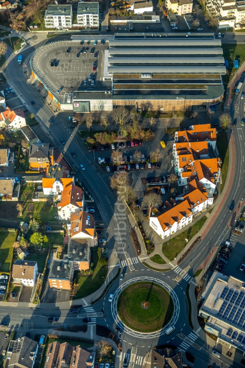 Werl von oben - Einkaufs- Zentrum an der Soester Straße in Werl im Bundesland Nordrhein-Westfalen, Deutschland