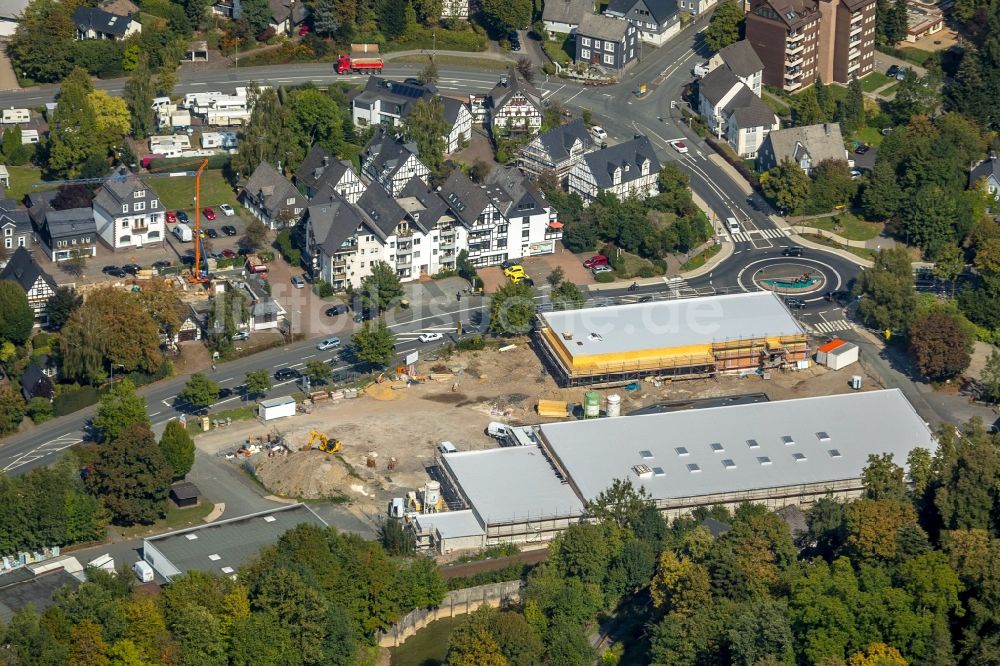 Hilchenbach aus der Vogelperspektive: Einkaufs- Zentrum an der Sterzenbacher Straße in Hilchenbach im Bundesland Nordrhein-Westfalen, Deutschland