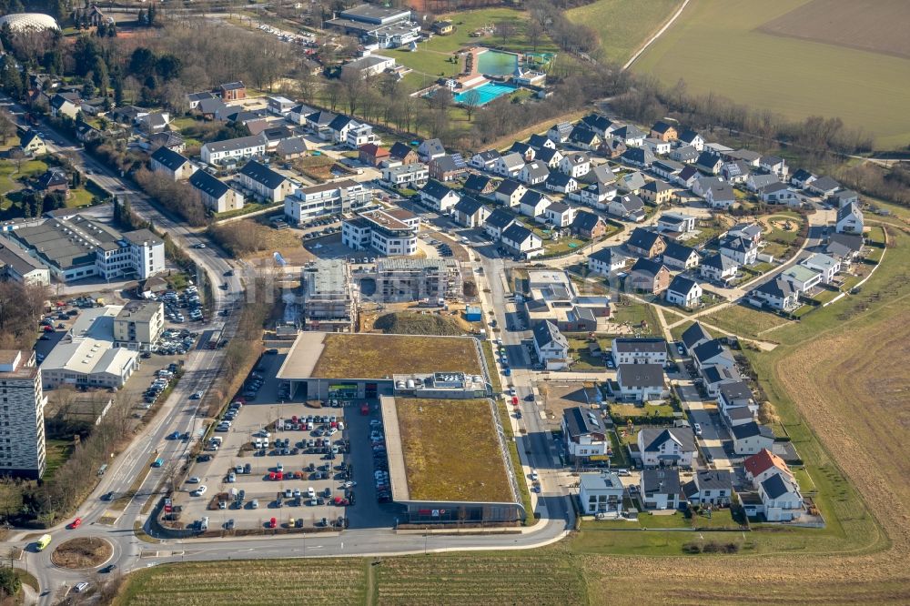 Heiligenhaus aus der Vogelperspektive: Einkaufs- Zentrum und Supermarkt- Filiale von Rewe an der Höseler Straße in Heiligenhaus im Bundesland Nordrhein-Westfalen, Deutschland