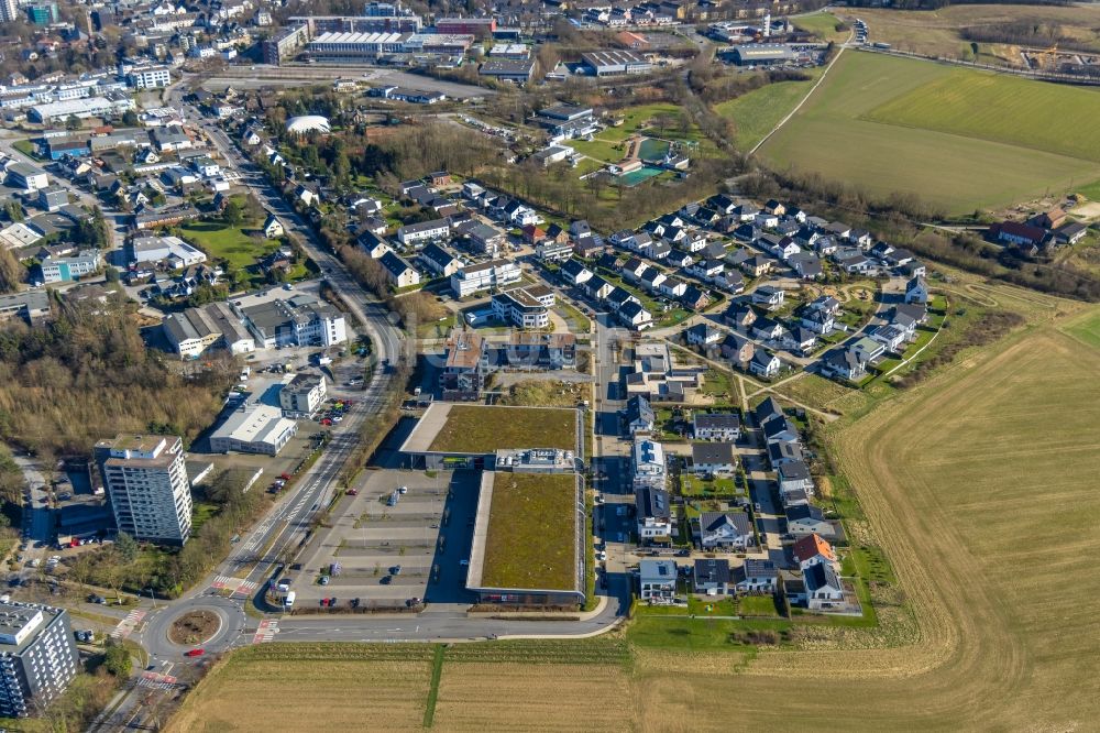 Heiligenhaus aus der Vogelperspektive: Einkaufs- Zentrum und Supermarkt- Filiale von Rewe an der Höseler Straße in Heiligenhaus im Bundesland Nordrhein-Westfalen, Deutschland