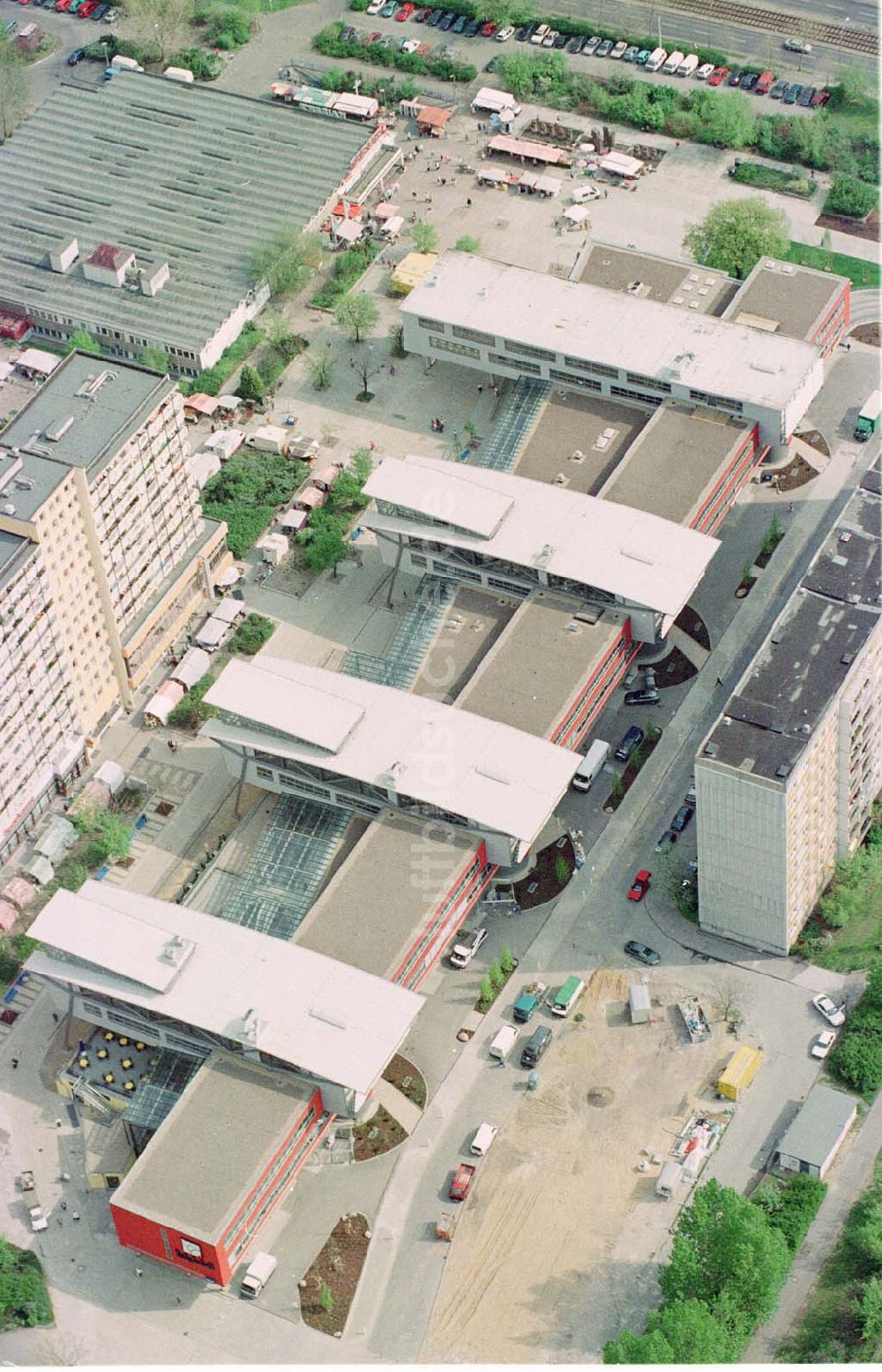 Berlin-Lichtenberg von oben - Einkaufscenter Bärenschaufenster in der Straße am Tierpark in Berlin-Lichtenberg.