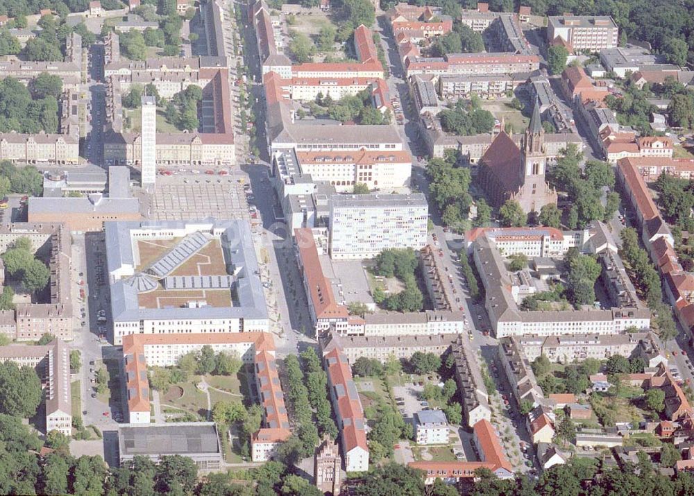 Neubrandenburg / MV aus der Vogelperspektive: Einkaufscenter der ECE GmbH Hamburg im Stadtzentrum von Neubrandenburg / MV.