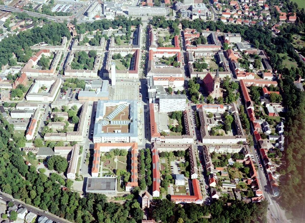 Neubrandenburg / MV aus der Vogelperspektive: Einkaufscenter der ECE GmbH Hamburg im Stadtzentrum von Neubrandenburg / MV.