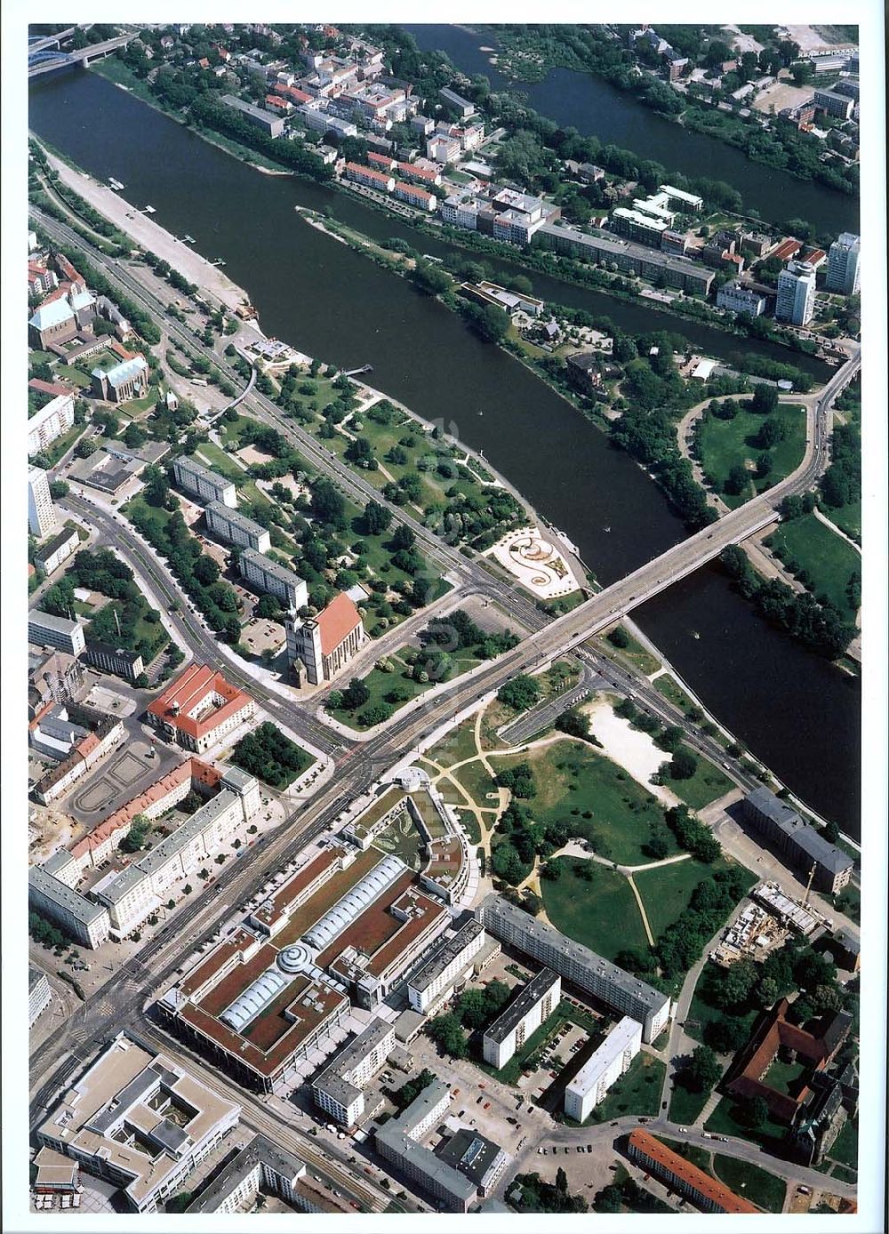 Magdeburg aus der Vogelperspektive: Einkaufscenter der ECE Hamburg im Magdeburger Stadtzentrum.