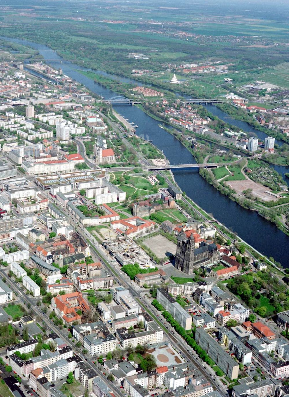 Luftaufnahme Magdeburg - Einkaufscenter der ECE Hamburg im Magdeburger Stadtzentrum.