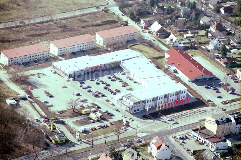 Luftaufnahme Berlin-Mahlsdorf - Einkaufscentrum Biesdorf an der B1