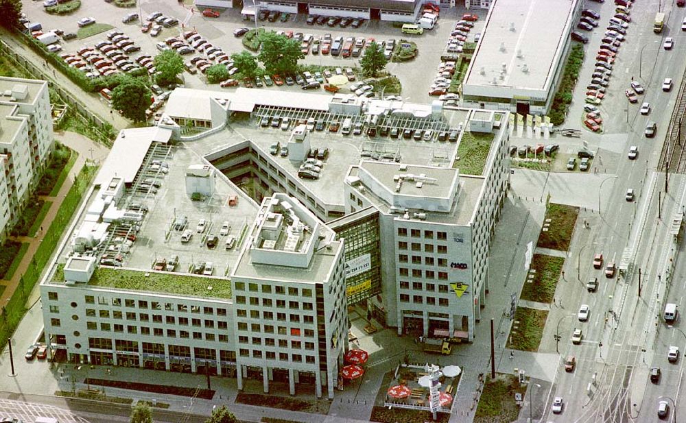 Berlin-Hohenschönhausen aus der Vogelperspektive: Einkaufscentrum Hohenschönhausener Tor an der Konrad-Wolf-Straße in Berlin-Hohenschönhausen