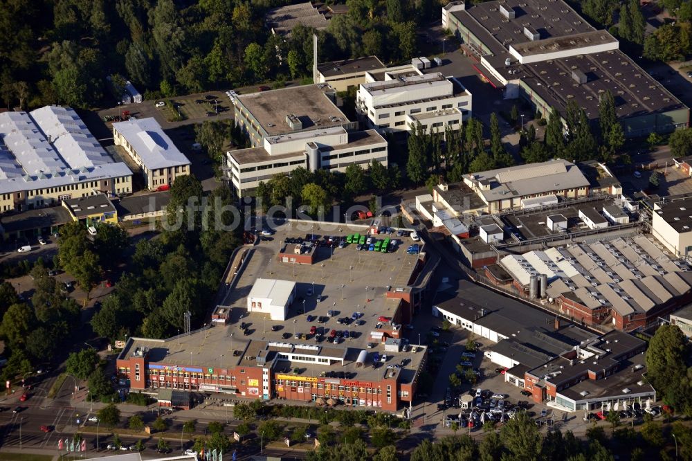 Berlin OT Spandau aus der Vogelperspektive: Einkaufshalle am Juliusturm im Ortsteil Spandau in Berlin