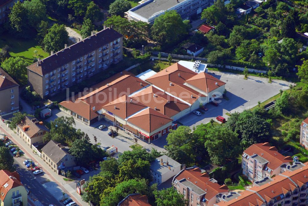 Berlin von oben - Einkaufsmarkt Aldi und Kaiser's Friedrichsfelde Berlin