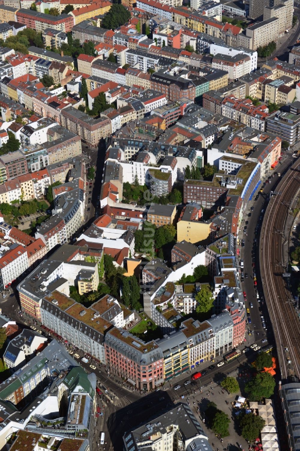 Luftaufnahme Berlin Mitte - Einkaufspassage am Bahnhof Hackescher Markt im Stadtbezirk Mitte in Berlin