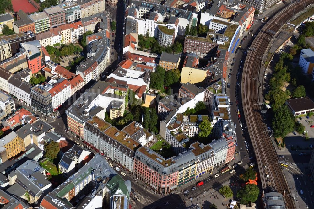 Berlin Mitte von oben - Einkaufspassage am Bahnhof Hackescher Markt im Stadtbezirk Mitte in Berlin