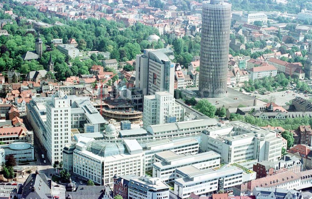 Jena von oben - Einkaufspassagen und JENOPTIK AG im Stadtzentrum Jena.