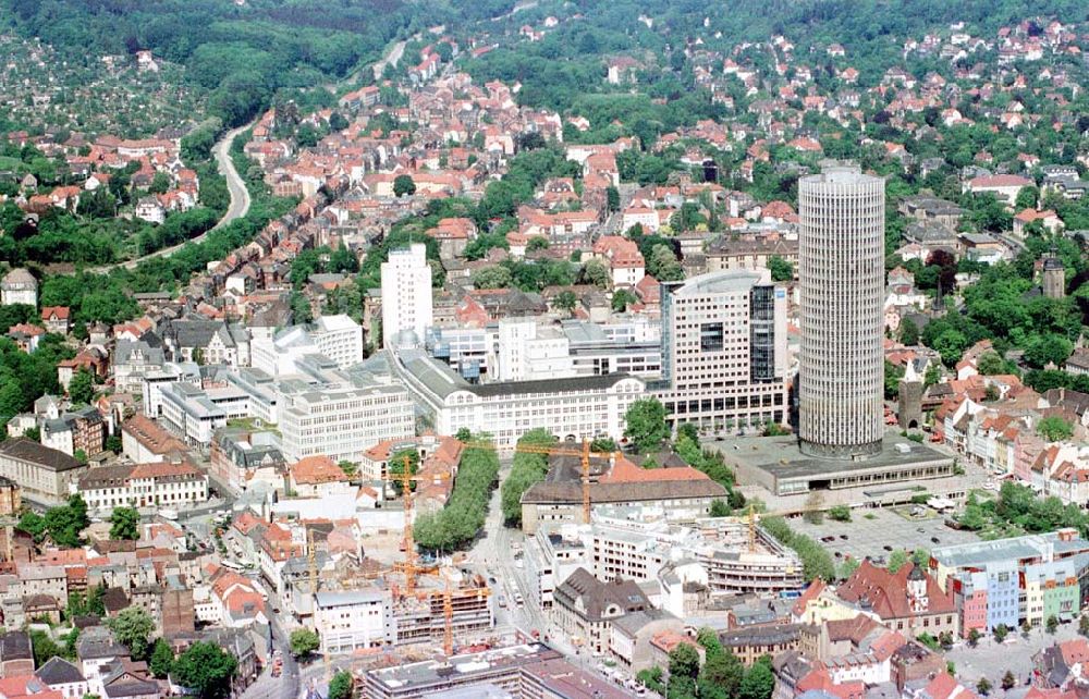 Jena aus der Vogelperspektive: Einkaufspassagen und JENOPTIK AG im Stadtzentrum Jena.