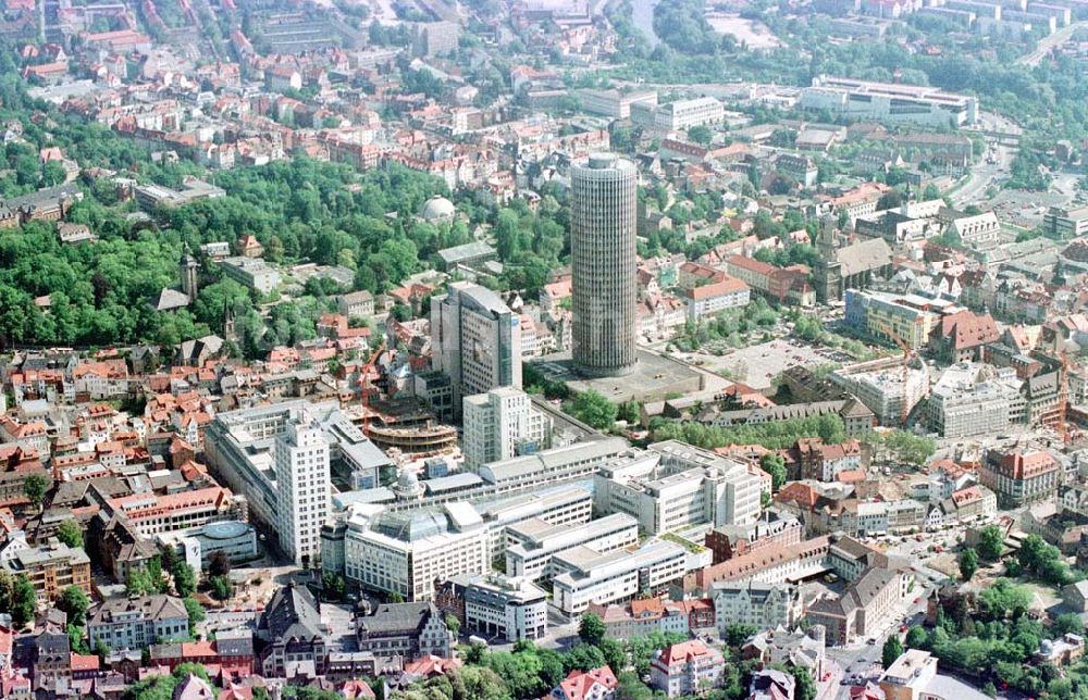 Jena von oben - Einkaufspassagen und JENOPTIK AG im Stadtzentrum Jena.