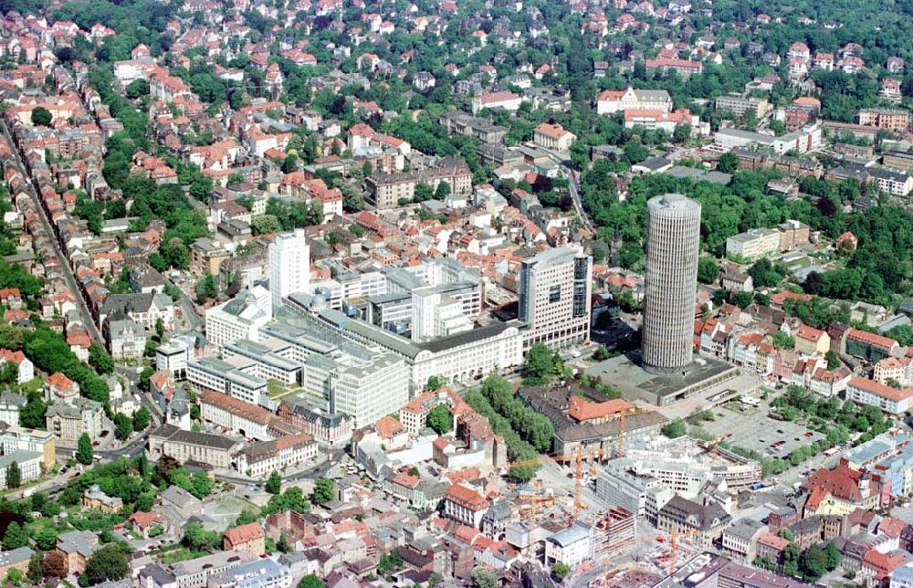 Jena aus der Vogelperspektive: Einkaufspassagen und JENOPTIK AG im Stadtzentrum Jena.