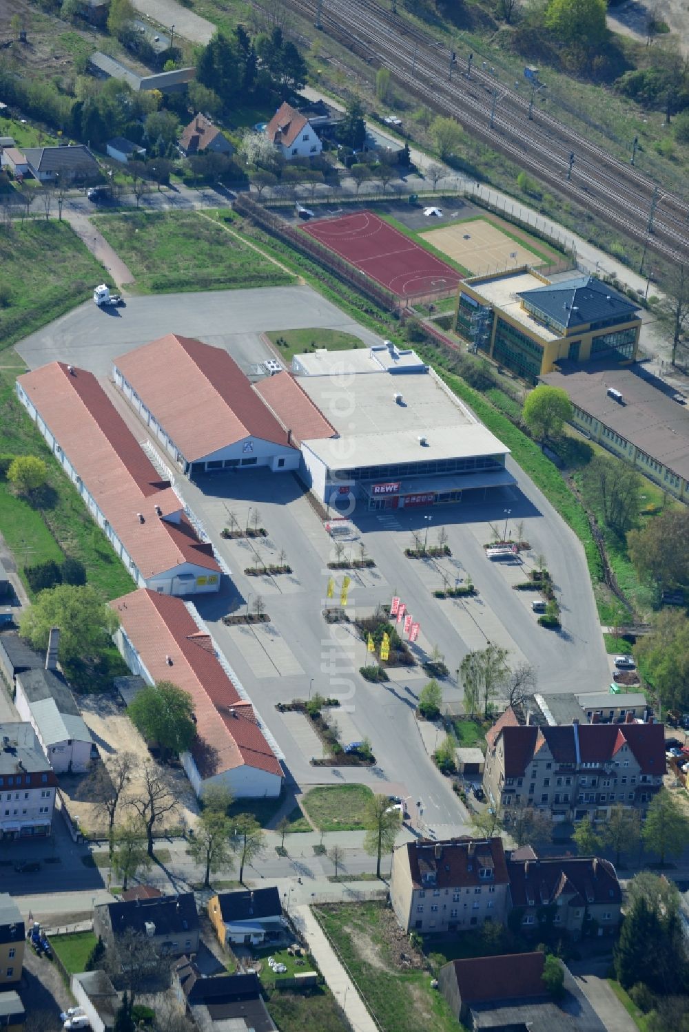 Falkensee aus der Vogelperspektive: Einkaufszentren an der Bahnhofsstraße in Falkensee im Bundesland Brandenburg