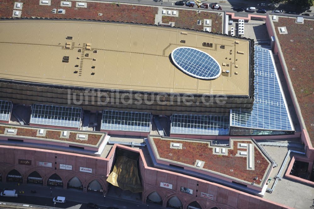  von oben - Einkaufszentrum Alexa am Alexanderplatz in Berlin Mitte