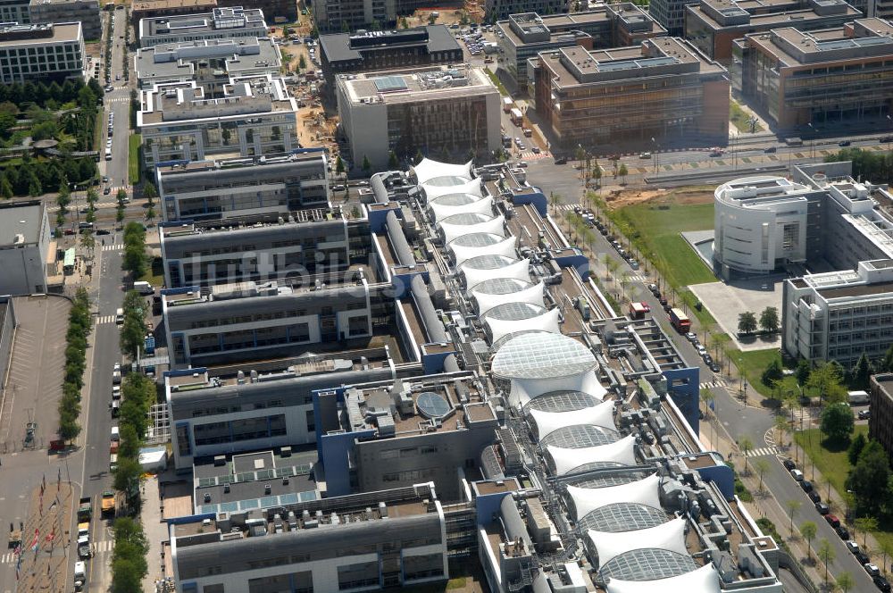 LUXEMBURG von oben - Einkaufszentrum der Auchan Luxembourg SA im Bankenviertel in Luxemburg