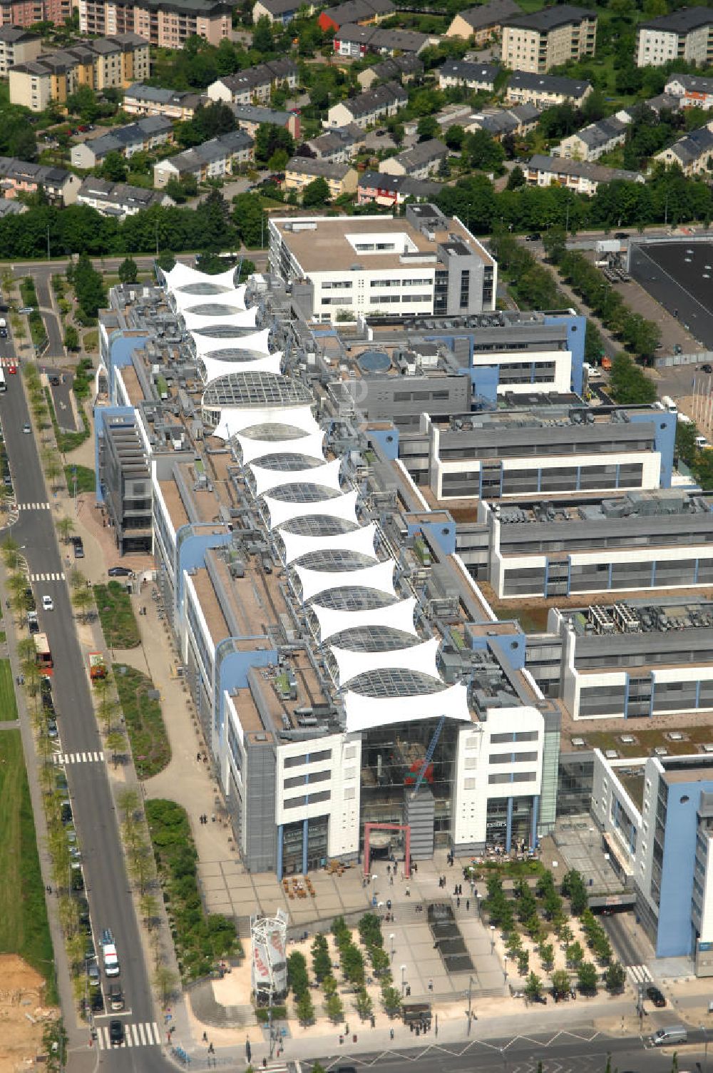 LUXEMBURG von oben - Einkaufszentrum der Auchan Luxembourg SA im Bankenviertel in Luxemburg