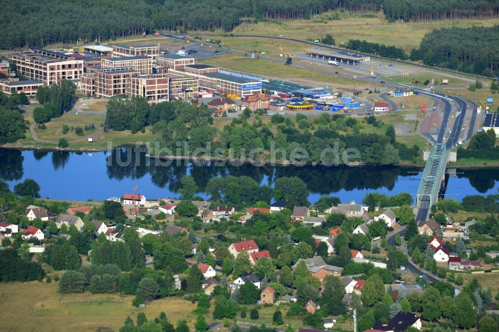 Luftaufnahme Hohenwutzen / Osinow Dolny Niede - Einkaufszentrum bei Osinow Dolny in Westpommern Polen im Grenzgebiet am Ufer der Oder zu Hohenwutzen im Bundesland Brandenburg