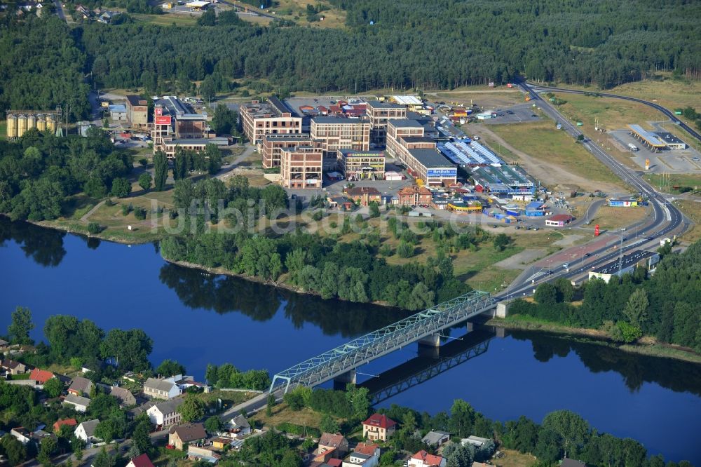 Hohenwutzen / Osinow Dolny Niede aus der Vogelperspektive: Einkaufszentrum bei Osinow Dolny in Westpommern Polen im Grenzgebiet am Ufer der Oder zu Hohenwutzen im Bundesland Brandenburg