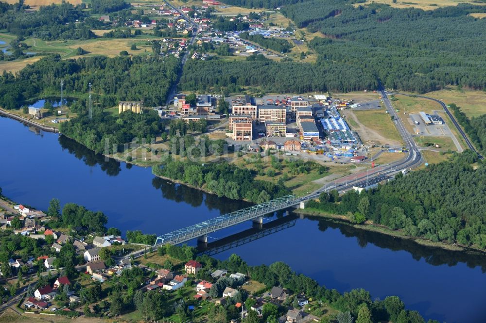 Luftaufnahme Hohenwutzen / Osinow Dolny Niede - Einkaufszentrum bei Osinow Dolny in Westpommern Polen im Grenzgebiet am Ufer der Oder zu Hohenwutzen im Bundesland Brandenburg