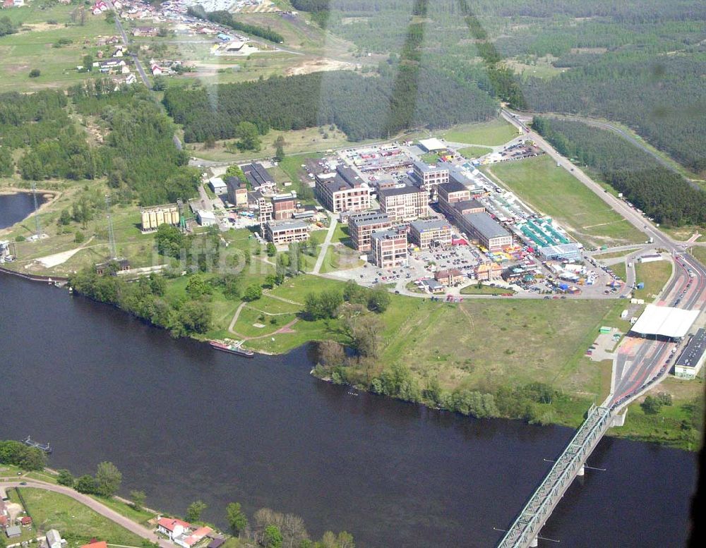 Osynow Dolny von oben - Einkaufszentrum bei Osynow Dolny östlich der Oder am Grenzübergang Hohenwutzen (Brandenburg) in der VR Polen