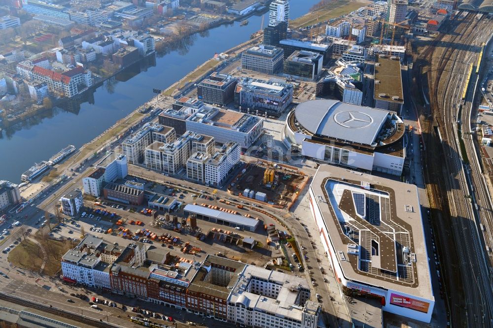 Berlin aus der Vogelperspektive: Einkaufszentrum East Side Mall auf dem Anschutz - Areal im Friedrichshain in Berlin, Deutschland