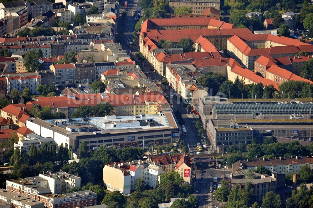 Luftbild Berlin - Einkaufszentrum am Elcknerplatz am Bahnhof Berlin - Köpenick