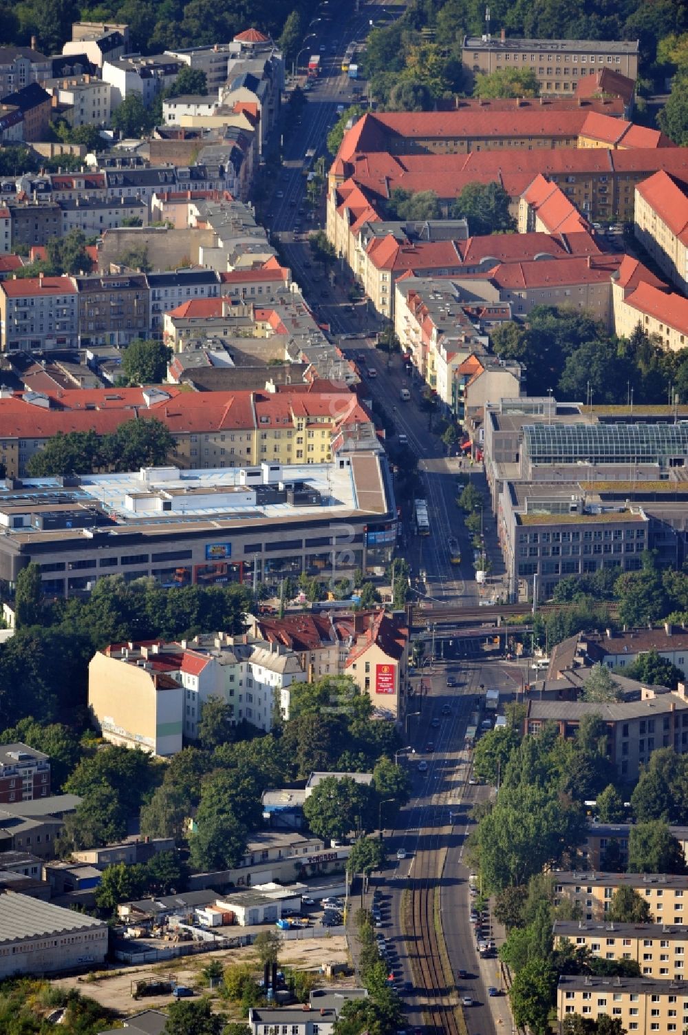 Luftaufnahme Berlin - Einkaufszentrum am Elcknerplatz am Bahnhof Berlin - Köpenick