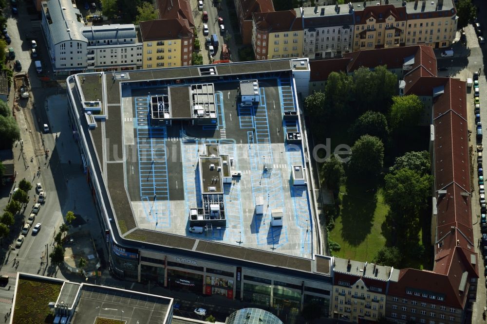 Berlin aus der Vogelperspektive: Einkaufszentrum am Elcknerplatz am Bahnhof Berlin - Köpenick