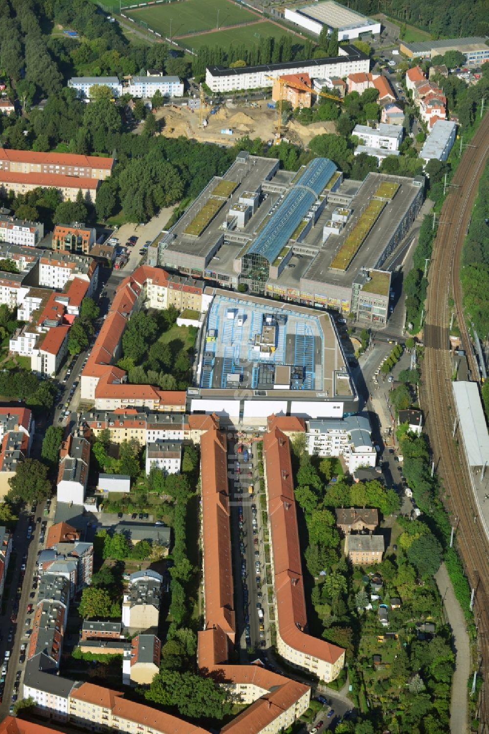 Berlin aus der Vogelperspektive: Einkaufszentrum am Elcknerplatz am Bahnhof Berlin - Köpenick