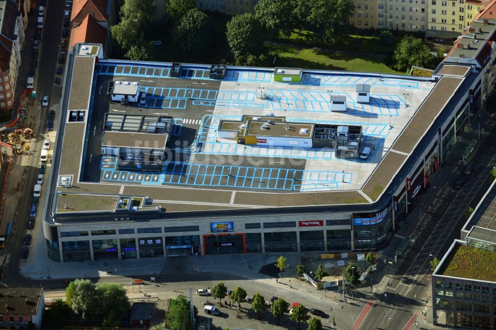 Luftaufnahme Berlin - Einkaufszentrum am Elcknerplatz am Bahnhof Berlin - Köpenick