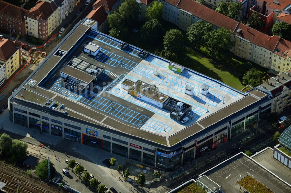 Berlin von oben - Einkaufszentrum am Elcknerplatz am Bahnhof Berlin - Köpenick