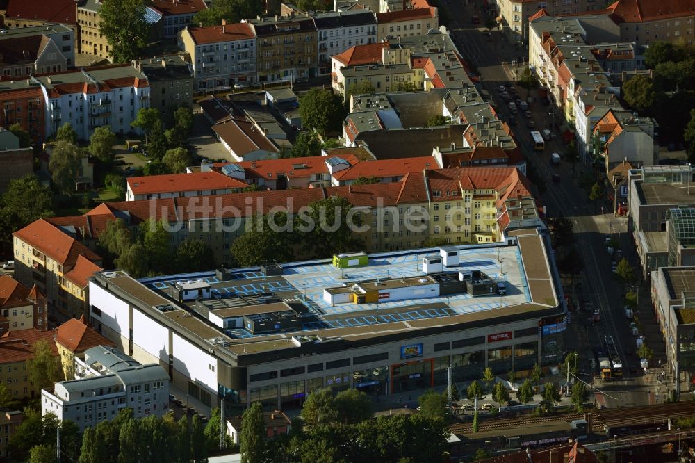 Berlin aus der Vogelperspektive: Einkaufszentrum am Elcknerplatz am Bahnhof Berlin - Köpenick