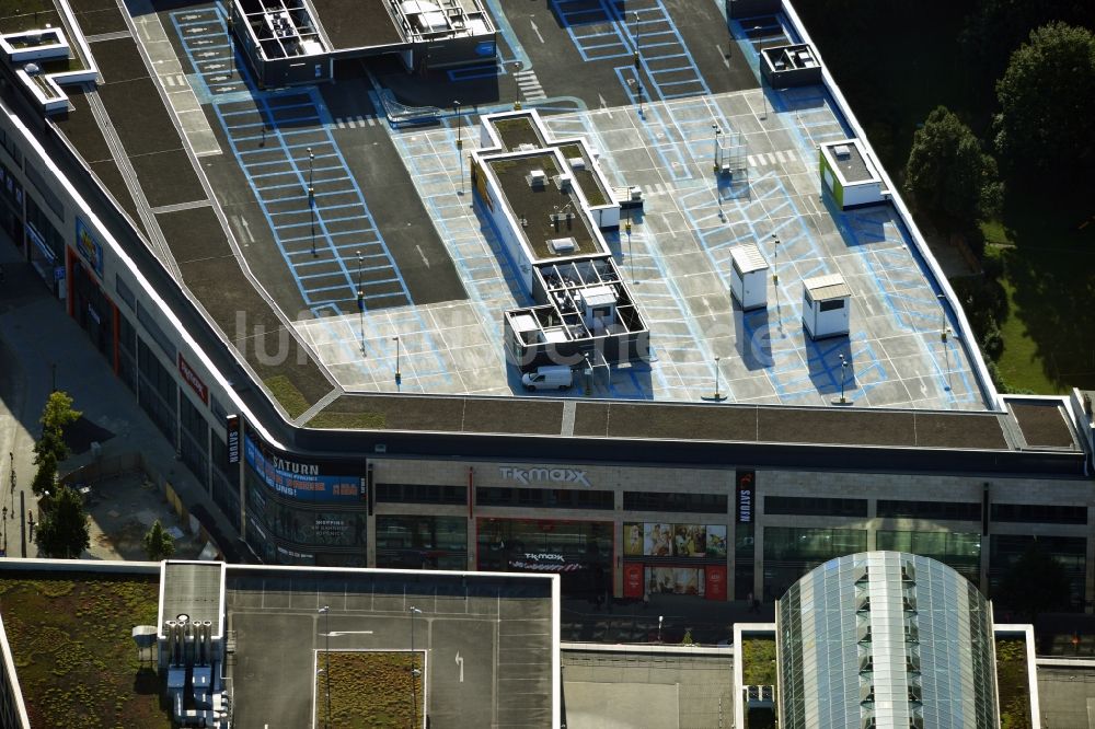 Berlin von oben - Einkaufszentrum am Elcknerplatz am Bahnhof Berlin - Köpenick