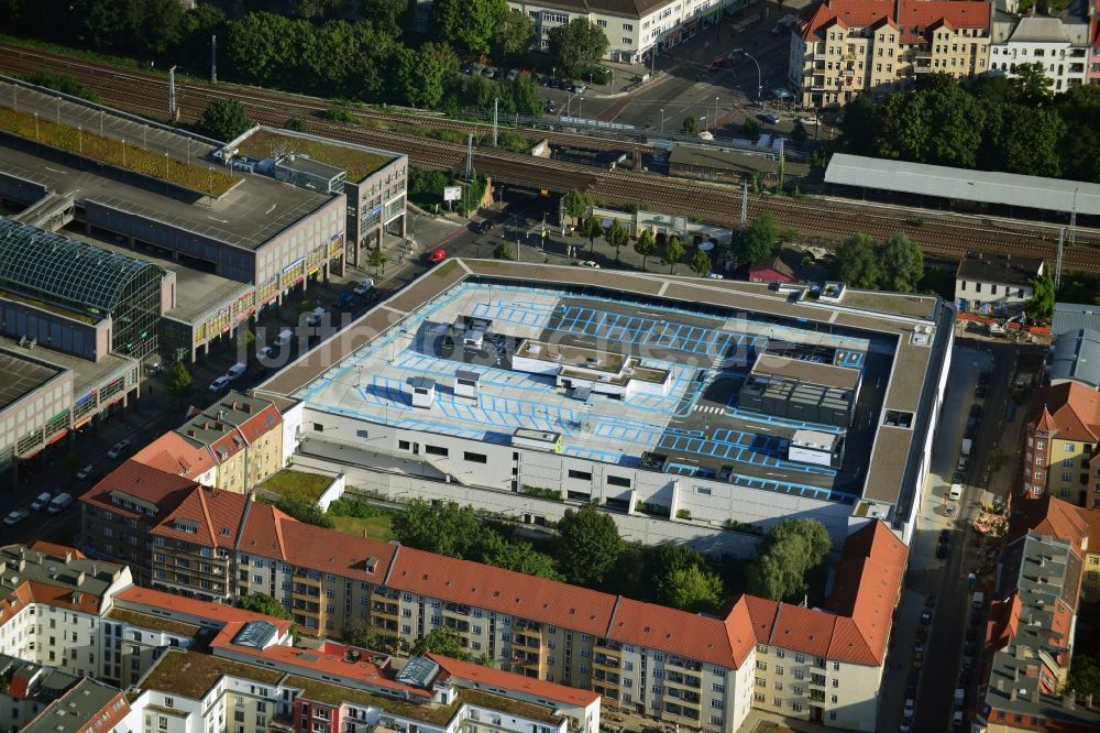 Berlin aus der Vogelperspektive: Einkaufszentrum am Elcknerplatz am Bahnhof Berlin - Köpenick