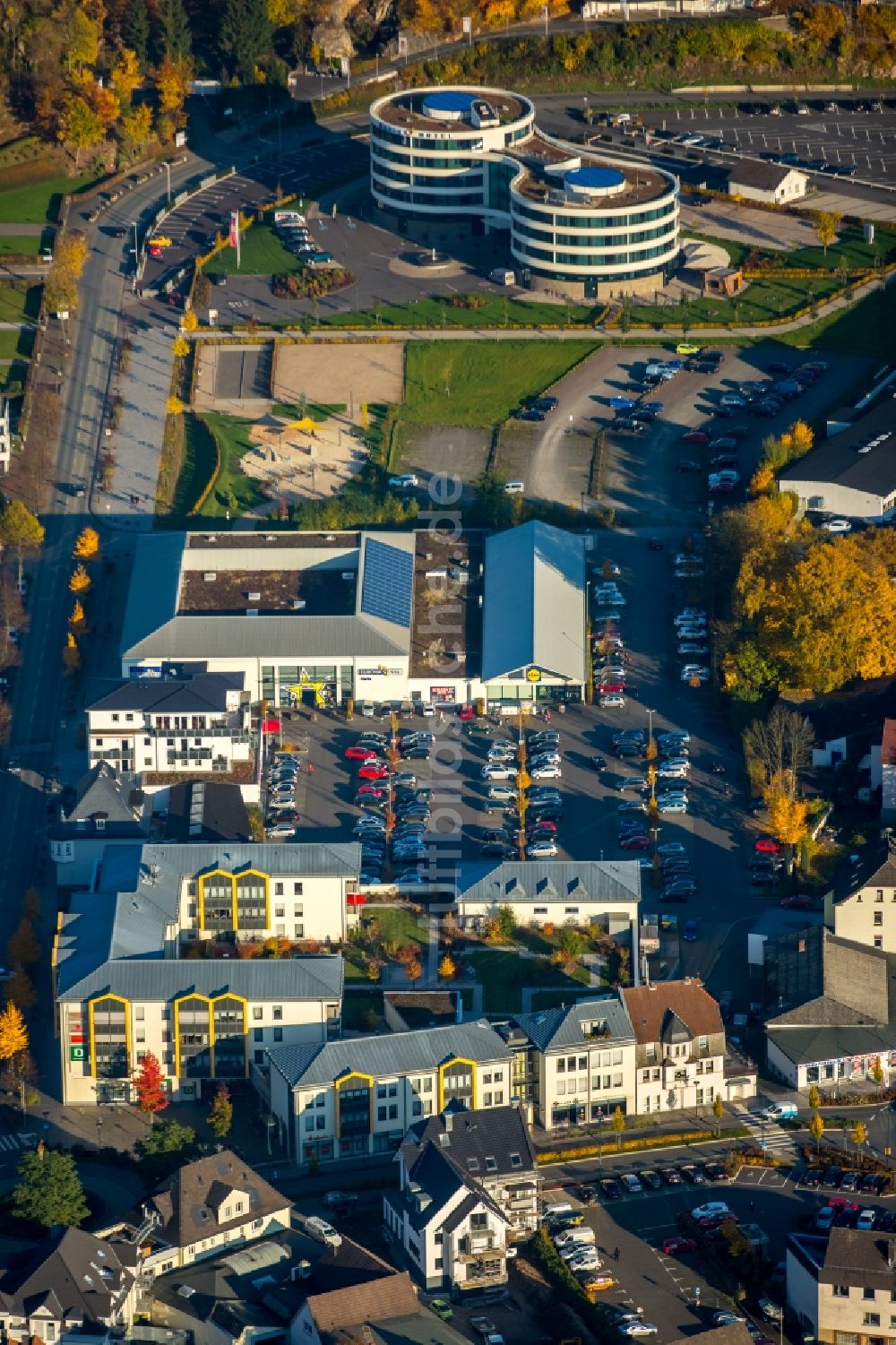 Attendorn aus der Vogelperspektive: Einkaufszentrum an der Finnentroper Straße und HANSE HOTEL in Attendorn im Bundesland Nordrhein-Westfalen