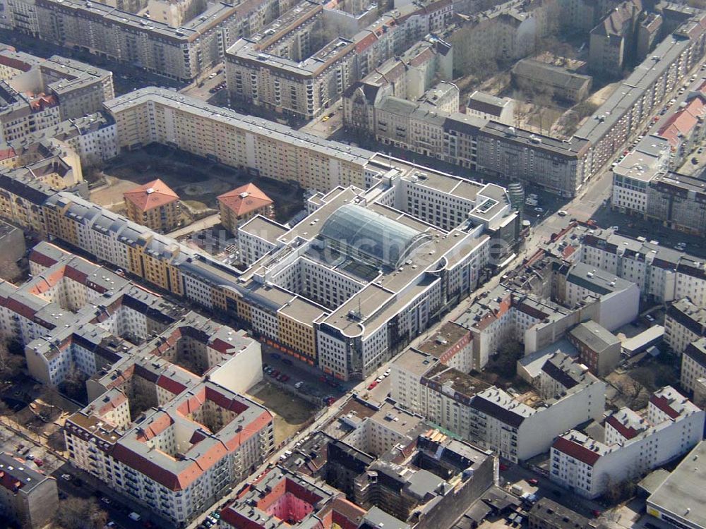 Berlin - FRIEDRICHSHAIN aus der Vogelperspektive: Einkaufszentrum an der Frankfurter Allee in Berlin-Friedrichshain. 16.03.03