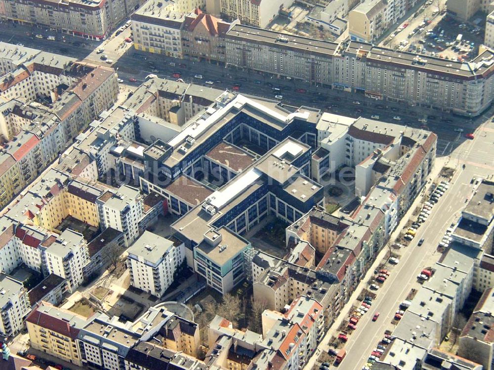 Luftbild Berlin - FRIEDRICHSHAIN - Einkaufszentrum an der Frankfurter Allee mit Rathaus in Berlin-Friedrichshain. 16.03.03