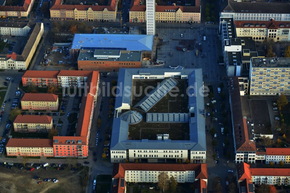 Luftaufnahme Neubrandenburg - Einkaufszentrum und Haus der Kultur und Bildung in Neubrandenburg im Bundesland Mecklenburg-Vorpommern