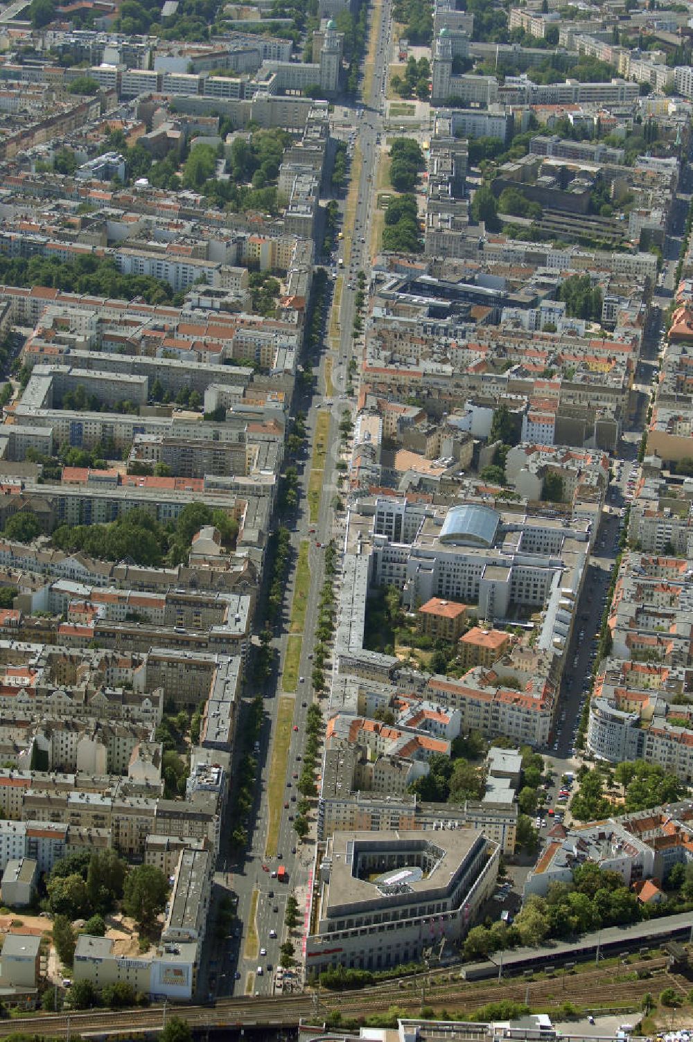 Berlin aus der Vogelperspektive: Einkaufszentrum Ringcenter der ECE GmbH an der Frankfurter Allee in Berlin-Friedrichshain